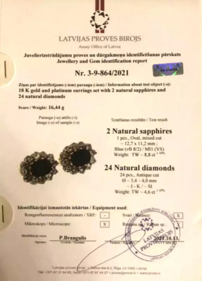 Boucles d`oreilles en or avec saphirs et diamants. 