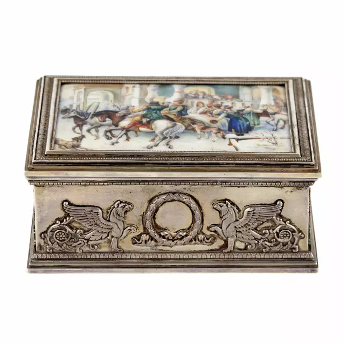 K. Faberge. Boîte en argent avec panneau emaille : Accompagnement des invites. Moscou. 1908-1917 