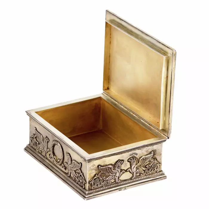 K. Faberge. Boîte en argent avec panneau emaille : Accompagnement des invites. Moscou. 1908-1917 