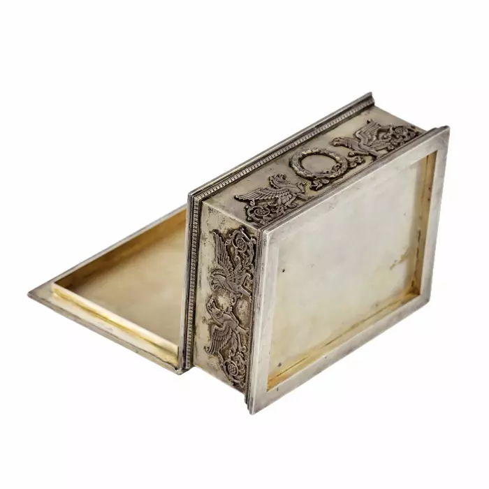 K. Faberge. Boîte en argent avec panneau emaille : Accompagnement des invites. Moscou. 1908-1917 