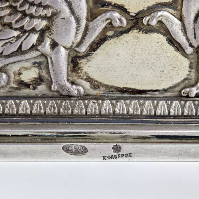 K. Faberge. Boîte en argent avec panneau emaille : Accompagnement des invites. Moscou. 1908-1917 