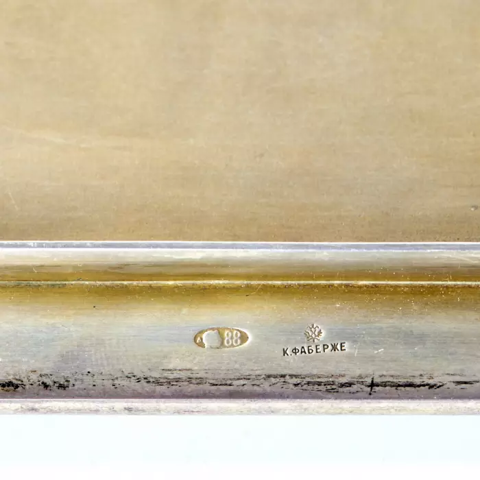 K. Faberge. Boîte en argent avec panneau emaille : Accompagnement des invites. Moscou. 1908-1917 