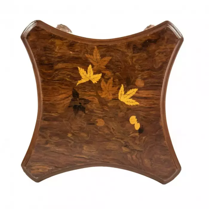 Gueridon en noyer massif de style Art Nouveau. 20ième siècle. 