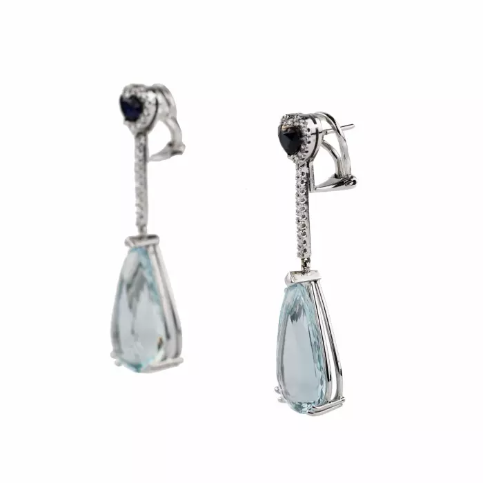 Boucles d`oreilles longues en or avec aigues-marines, saphirs et diamants. 