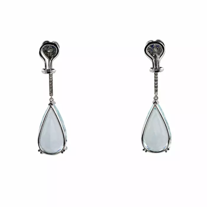 Boucles d`oreilles longues en or avec aigues-marines, saphirs et diamants. 