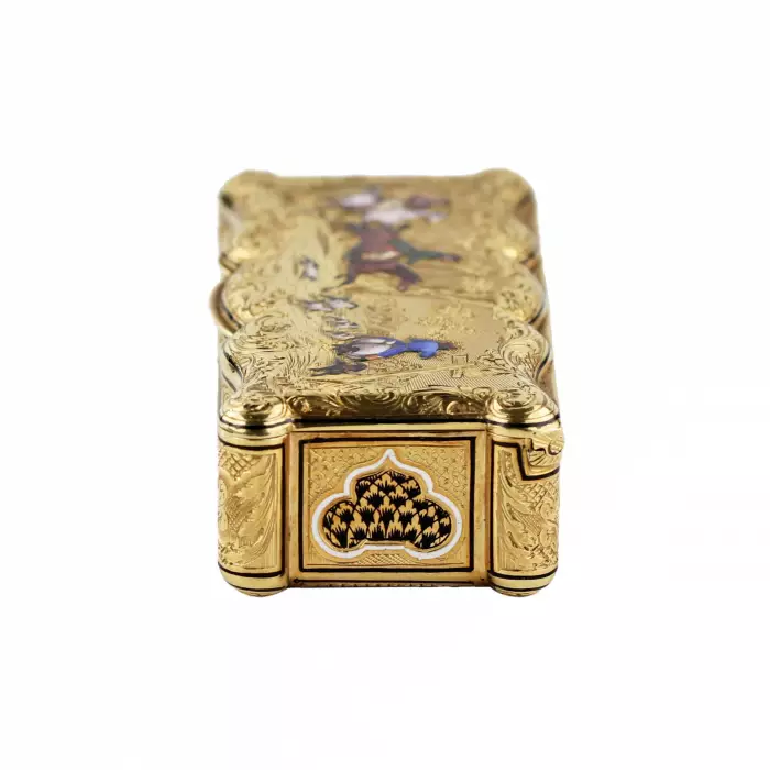 Золотая 18 K с эмалями табакерка французской работы 19 века, со сценами конной охоты.
