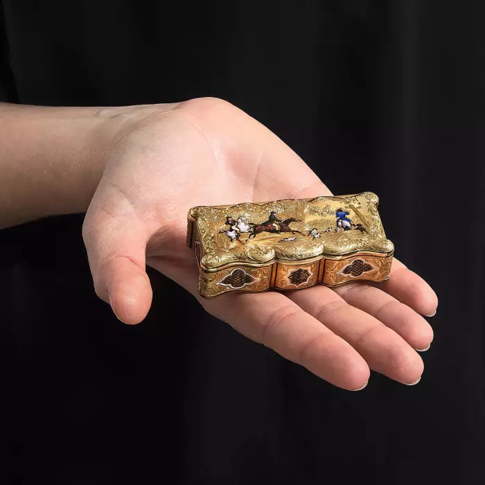 Золотая 18 K с эмалями табакерка французской работы 19 века, со сценами конной охоты.