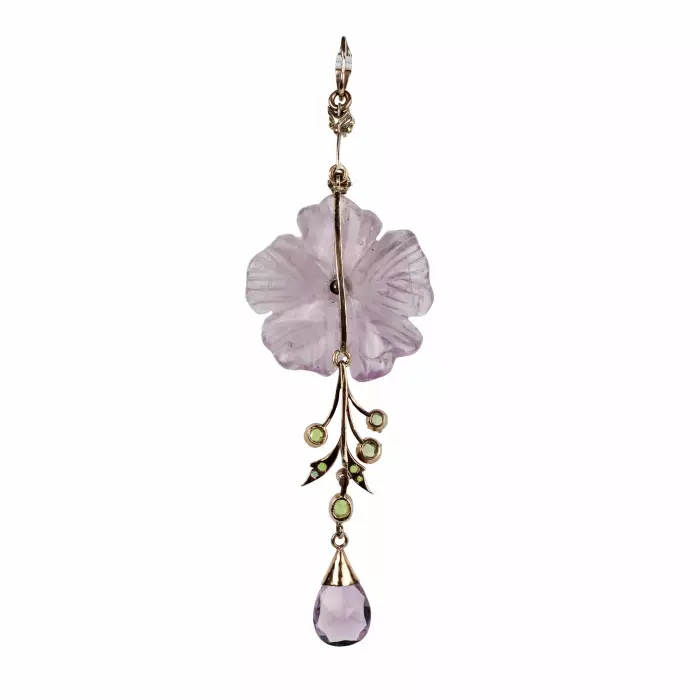 Pendentif en or du XIXe siècle avec chrysolites et amethyste sculptee. 