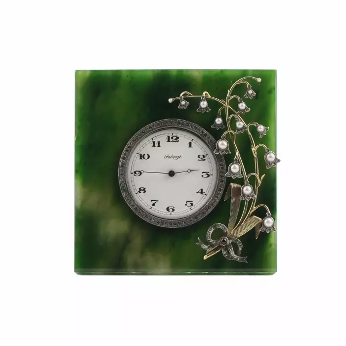 Horloge de table en or, argent et jade. Modèle de K. Fabergé. Russie. 20ième siècle. 