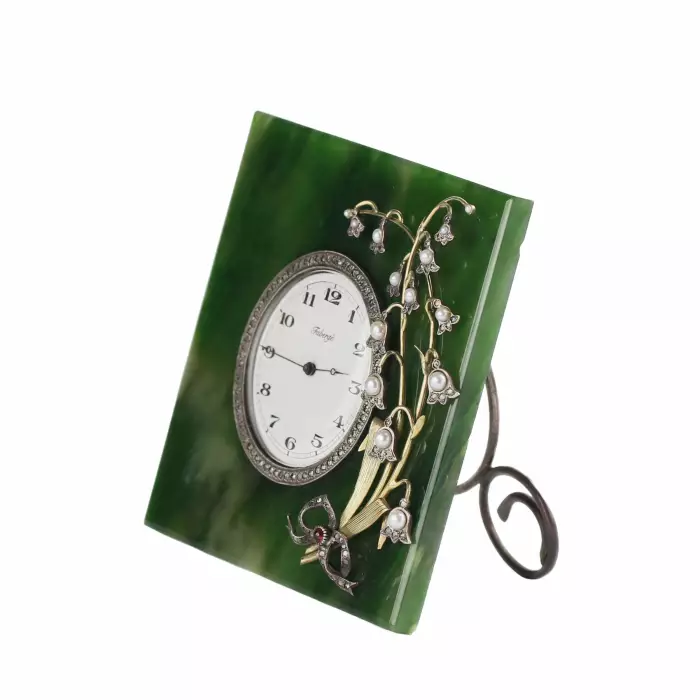 Horloge de table en or, argent et jade. Modèle de K. Fabergé. Russie. 20ième siècle. 