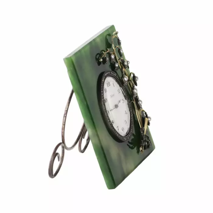 Horloge de table en or, argent et jade. Modèle de K. Fabergé. Russie. 20ième siècle. 