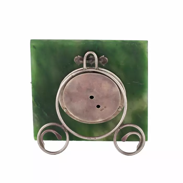 Horloge de table en or, argent et jade. Modèle de K. Fabergé. Russie. 20ième siècle. 