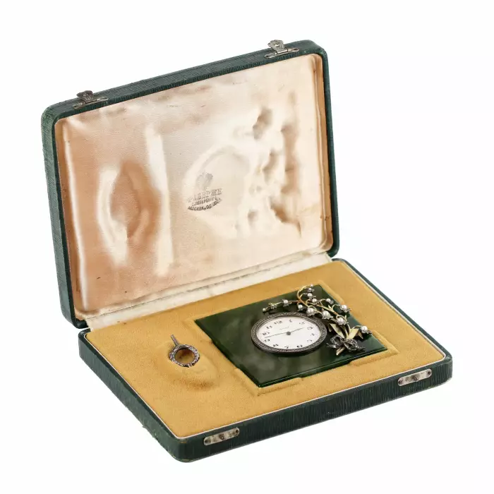Horloge de table en or, argent et jade. Modèle de K. Fabergé. Russie. 20ième siècle. 
