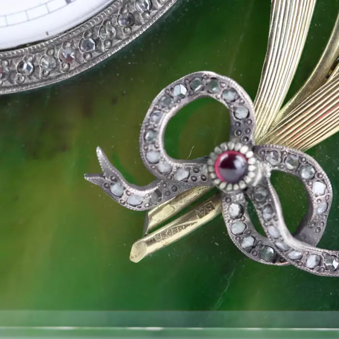 Horloge de table en or, argent et jade. Modèle de K. Fabergé. Russie. 20ième siècle. 