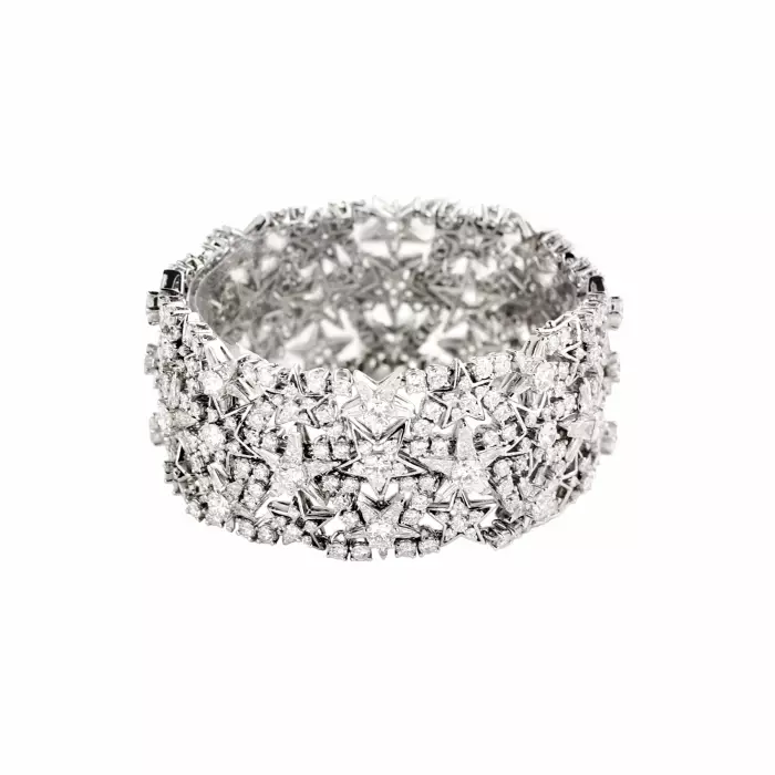 BRACELET LARGE EN OR À MOTIF D’ÉTOILES DIAMANTÉES. EUROPE. XXᵉ SIÈCLE