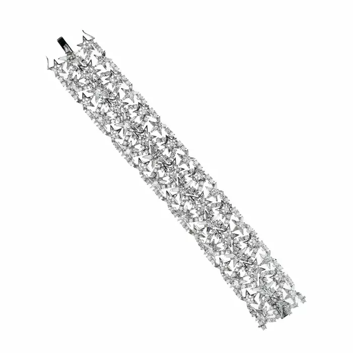 BRACELET LARGE EN OR À MOTIF D’ÉTOILES DIAMANTÉES. EUROPE. XXᵉ SIÈCLE