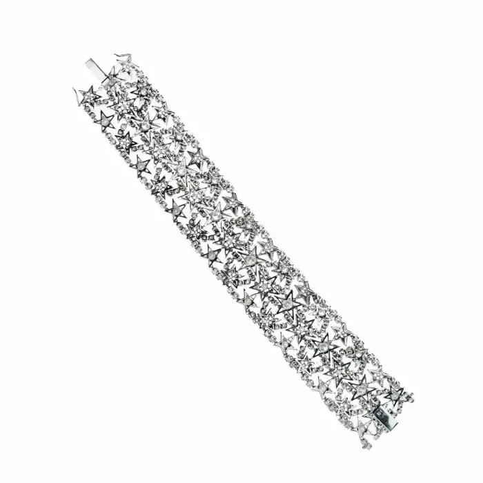 BRACELET LARGE EN OR À MOTIF D’ÉTOILES DIAMANTÉES. EUROPE. XXᵉ SIÈCLE