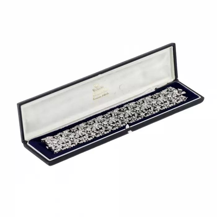 BRACELET LARGE EN OR À MOTIF D’ÉTOILES DIAMANTÉES. EUROPE. XXᵉ SIÈCLE