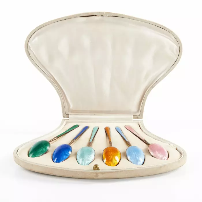 NSEMBLE DE SIX CUILLÈRES EN ARGENT À ÉMAIL GUILLOCHÉ DANS LEUR COFFRET D’ORIGINE. EUROPE OCCIDENTALE, XXe SIÈCLE