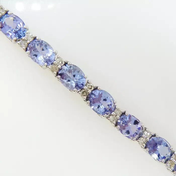 Bracelet tennis en or blanc 18 carats avec tanzanites.