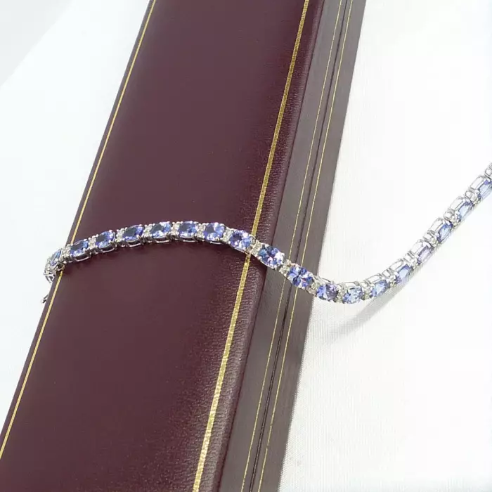 Bracelet tennis en or blanc 18 carats avec tanzanites.