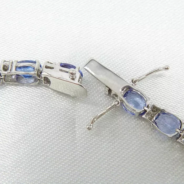 Bracelet tennis en or blanc 18 carats avec tanzanites.