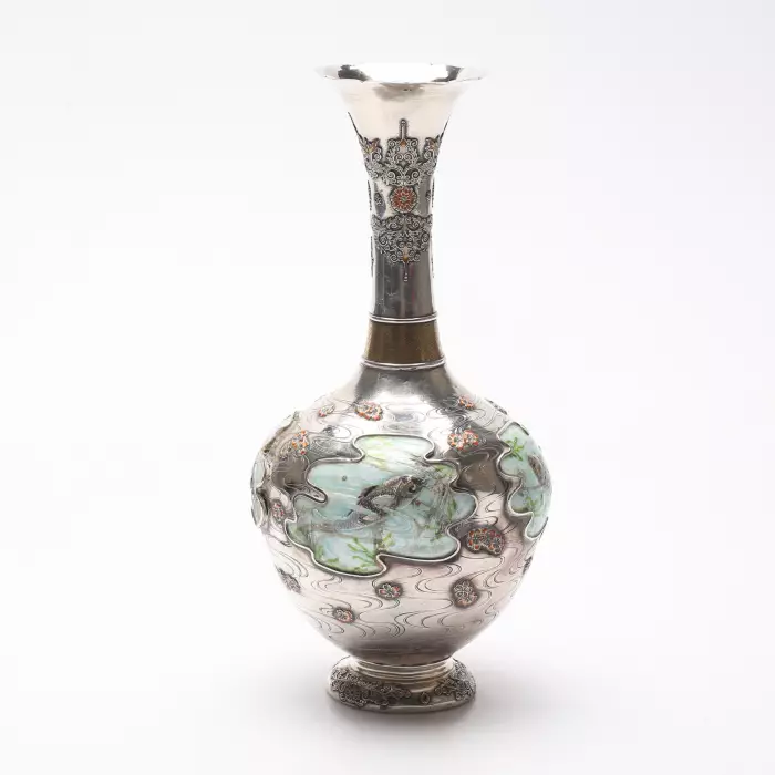 Vase en argent avec email de la periode Meiji. 1868 - 1912. Japon 