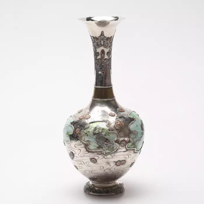 Vase en argent avec email de la periode Meiji. 1868 - 1912. Japon 