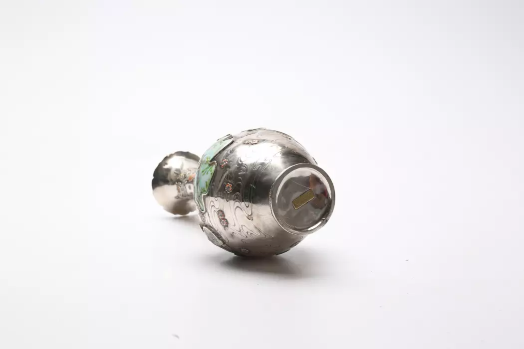 Vase en argent avec email de la periode Meiji. 1868 - 1912. Japon 