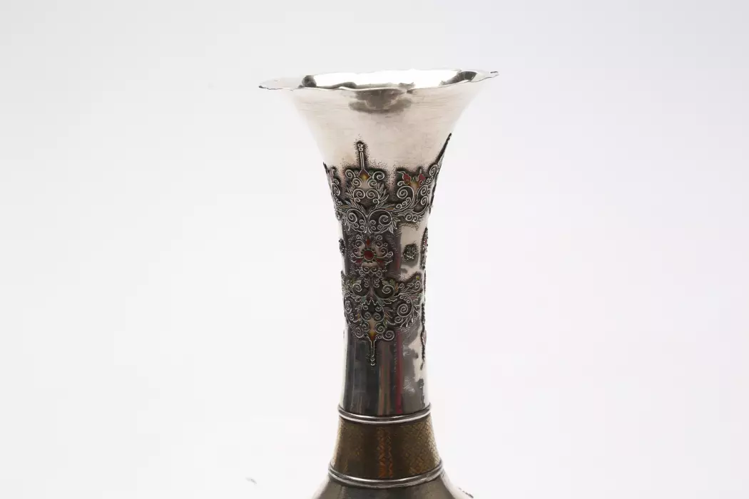 Vase en argent avec email de la periode Meiji. 1868 - 1912. Japon 