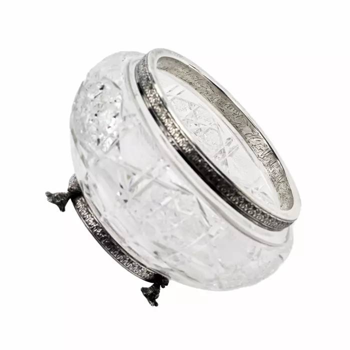 Lourd bonbonnière en cristal et argent, travail russe au tournant des XIXe-XXe siècles. 