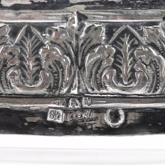 Lourd bonbonnière en cristal et argent, travail russe au tournant des XIXe-XXe siècles. 