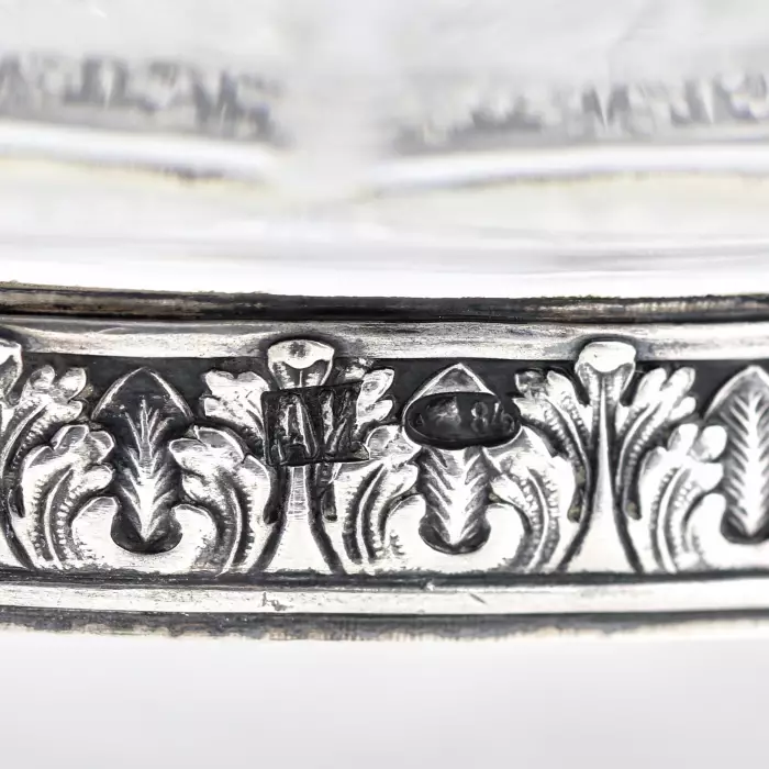 Lourd bonbonnière en cristal et argent, travail russe au tournant des XIXe-XXe siècles. 