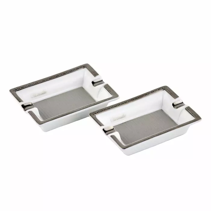 Deux petits cendriers en porcelaine Christofle en metal argente personnalises. 