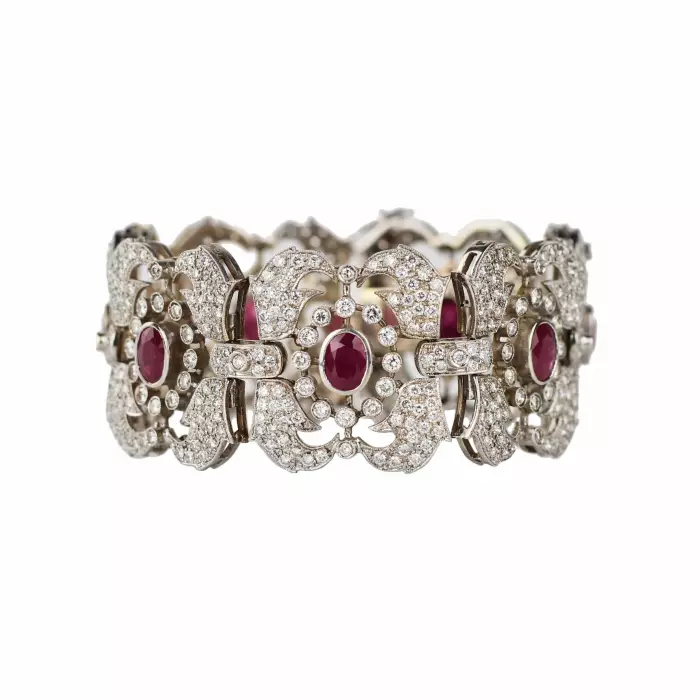 Bracelet en or avec rubis et diamants. 