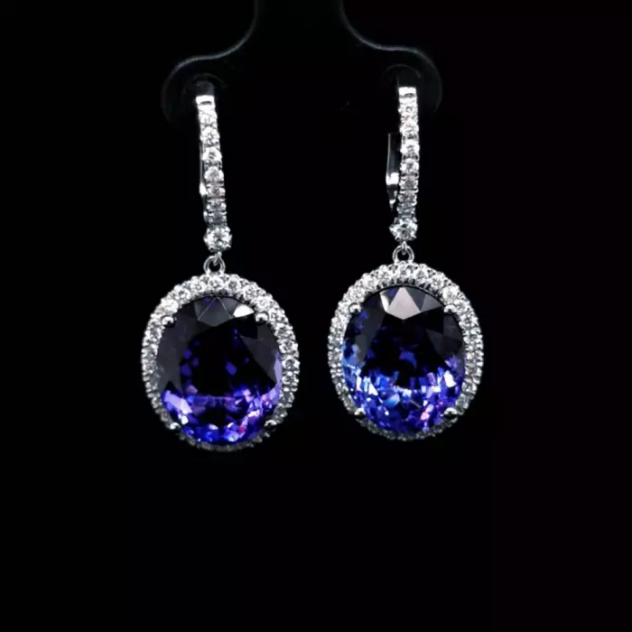 Boucles d`oreilles en or 18 carats avec tanzanites et diamants. 