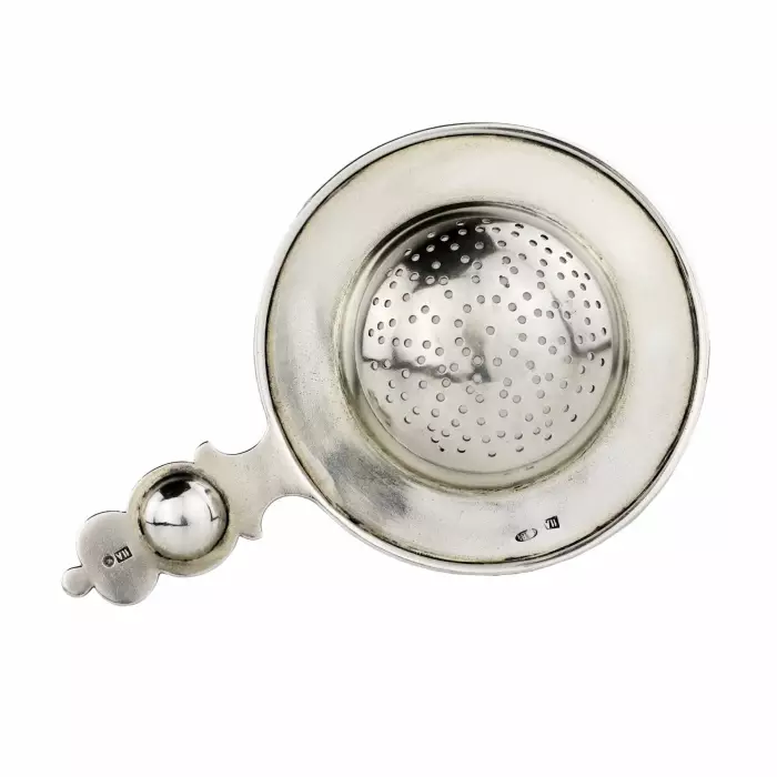 RUSSIAN SILVER TEA STRAINER WITH POLYCHROME ENAMEL DECORATION IN THE RUSSIAN ART NOUVEAU STYLE. MOSCOW, 11TH ARTEL, 1908–1917