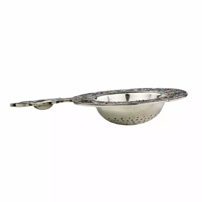 RUSSIAN SILVER TEA STRAINER WITH POLYCHROME ENAMEL DECORATION IN THE RUSSIAN ART NOUVEAU STYLE. MOSCOW, 11TH ARTEL, 1908–1917