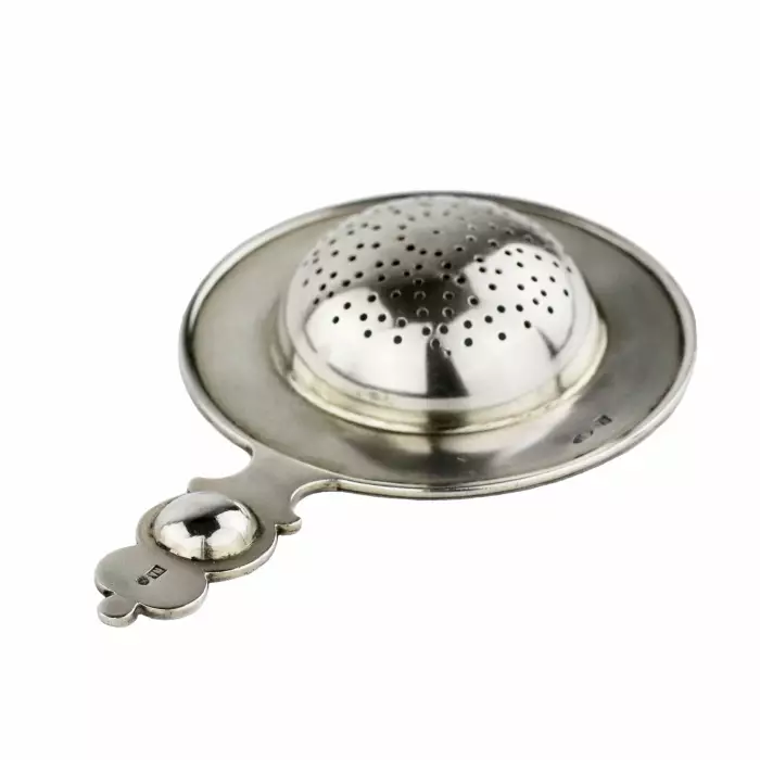 RUSSIAN SILVER TEA STRAINER WITH POLYCHROME ENAMEL DECORATION IN THE RUSSIAN ART NOUVEAU STYLE. MOSCOW, 11TH ARTEL, 1908–1917