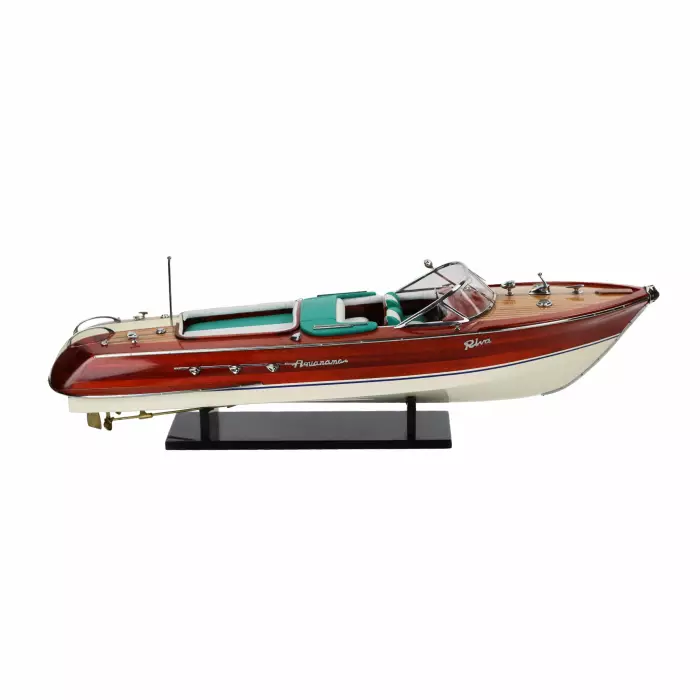 Modèle precis du yacht Riva. 