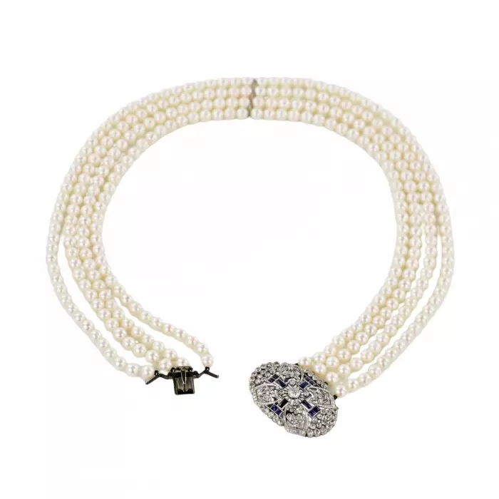 Collier de perles avec medaillon en platine et or, avec saphirs et diamants. 