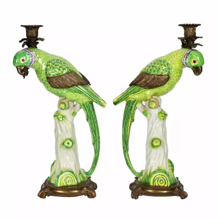 Paire de bougeoirs perroquets en porcelaine fine, avec bronze. 