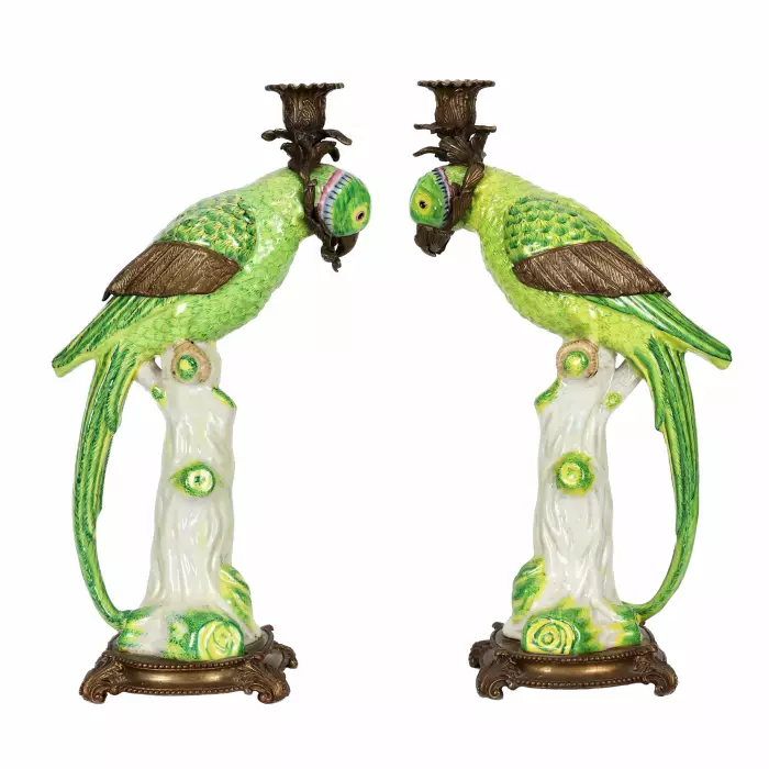 Paire de bougeoirs perroquets en porcelaine fine, avec bronze. 