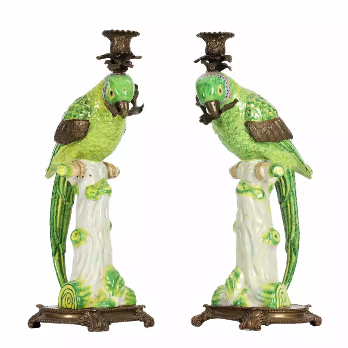 Paire de bougeoirs perroquets en porcelaine fine, avec bronze. 