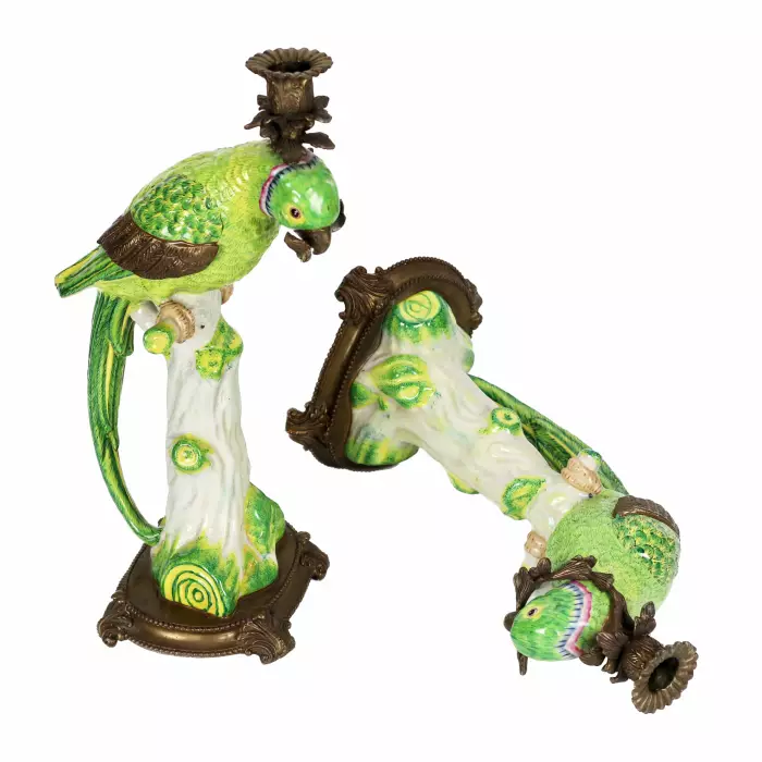 Paire de bougeoirs perroquets en porcelaine fine, avec bronze. 
