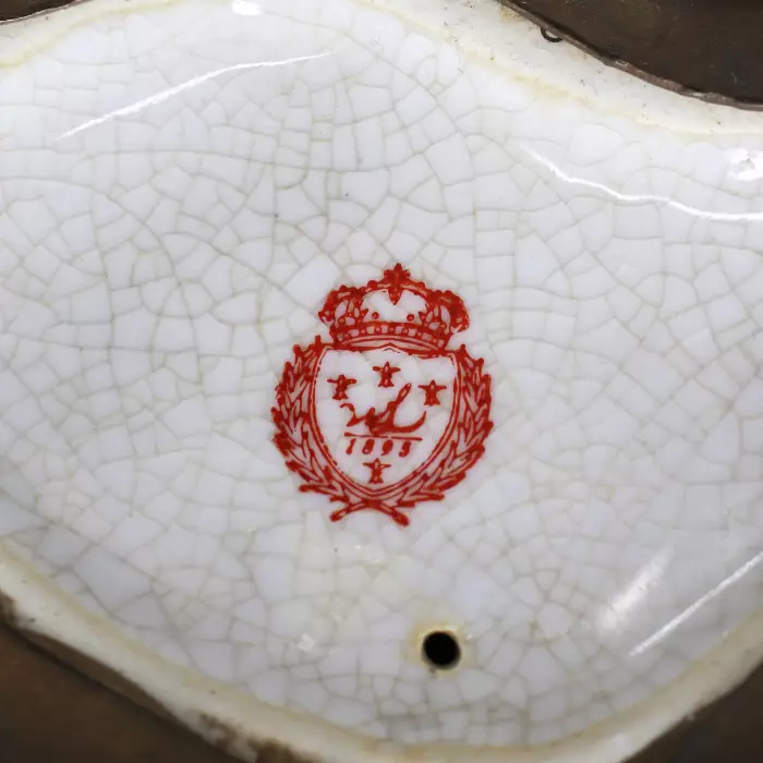Paire de bougeoirs perroquets en porcelaine fine, avec bronze. 