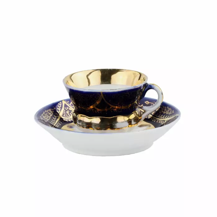 Paire de cafe en porcelaine du milieu du 19ème siècle, la manufacture Kuznetsov à Dulyovo. 