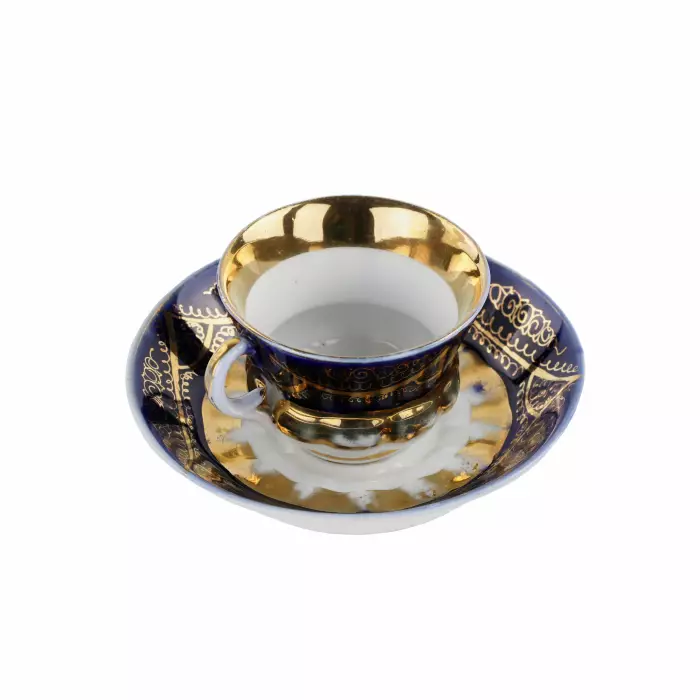 Paire de cafe en porcelaine du milieu du 19ème siècle, la manufacture Kuznetsov à Dulyovo. 