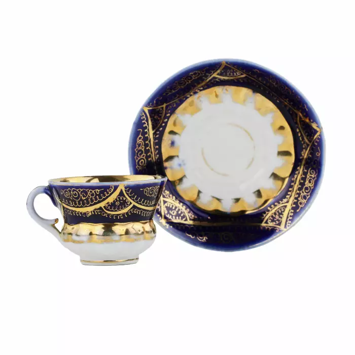 Paire de cafe en porcelaine du milieu du 19ème siècle, la manufacture Kuznetsov à Dulyovo. 