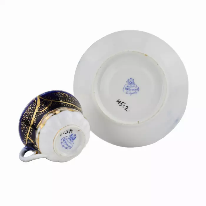 Paire de cafe en porcelaine du milieu du 19ème siècle, la manufacture Kuznetsov à Dulyovo. 